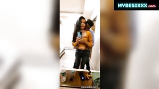 Horny bf start fingering her gf pussy on front of mirror