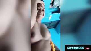 Bhabhi showing big boobs and bathing on vc