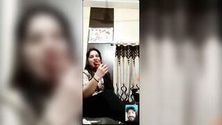 Horny bhabhi taking carrot inside pussy on vc