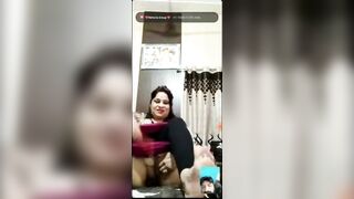 Horny bhabhi taking carrot inside pussy on vc