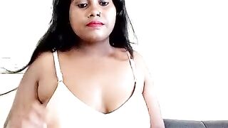 Bhabhi showing her huge boobs on live show