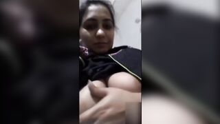 Desi lady showing big boobs on video call