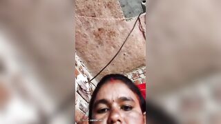 Mature village bhabhi making own hairy pussy video for lover