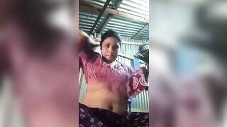 Village bhabi showing her milkey boobs and pyasi chut