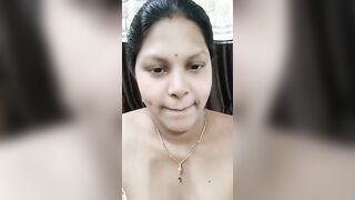 Desi bhabhi shows big boobs