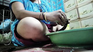 Bhabhi showing his pussy while cutting vegetable