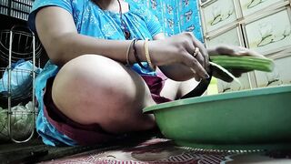 Bhabhi showing his pussy while cutting vegetable