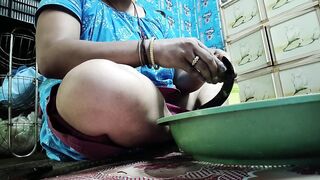 Bhabhi showing his pussy while cutting vegetable