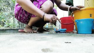 Bhabhi outdoor nude bath and washing clothes