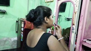 Sexy bhabhi applying lipstick on her juicy lips