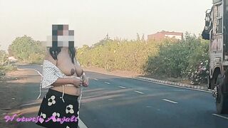 Desi dairng girl flash his big boobs on highway