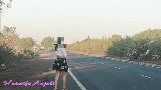 Desi dairng girl flash his big boobs on highway