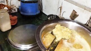 Kitchen mai khana bana rahi sexy nokraani ko choda malik nai