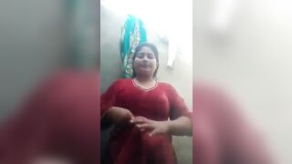 Horny desi bhabhi exposing her huge boobs on cam for lover