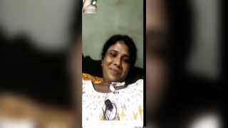 Indian sexy bhabhi showing his hairy sexy pussy on vc