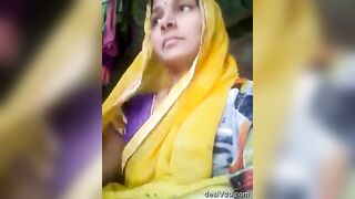 Village bhabhi lifted her saree and showed her pussy and also showed her boobs