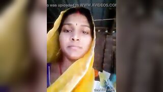 Village bhabhi lifted her saree and showed her pussy and also showed her boobs