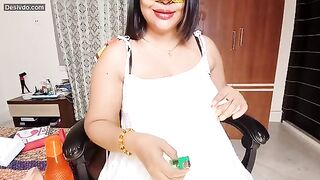 Super hot indian bhabhi showing for fans